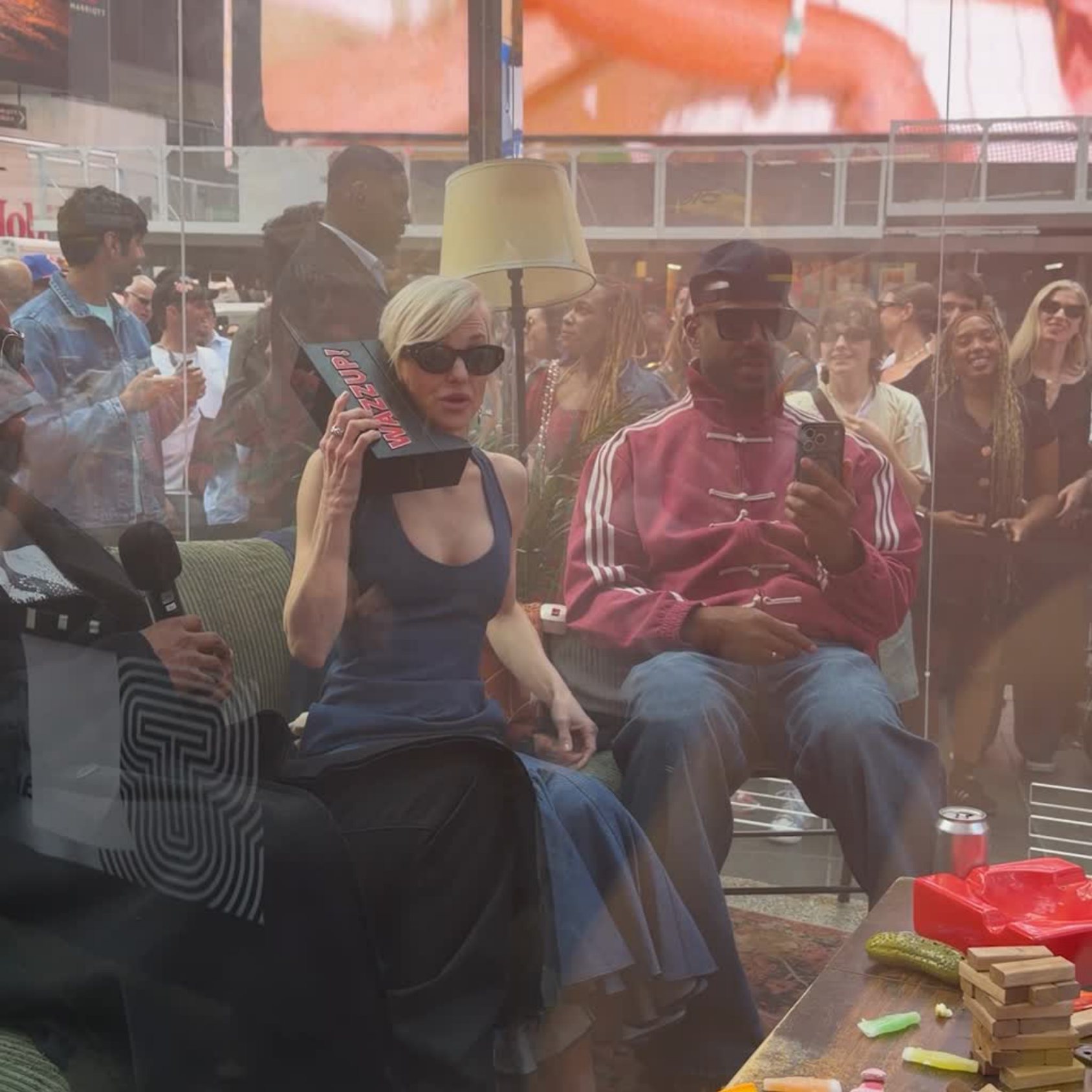 Anna Faris and Marlon Wayans inside the box