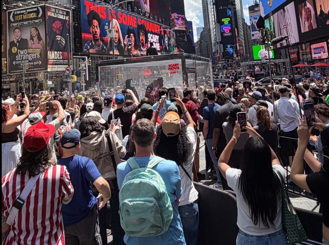 Times Square stopped, phones up at the hotbox